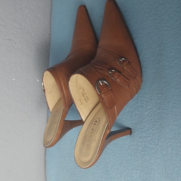 Coach - Picture 2 of 4